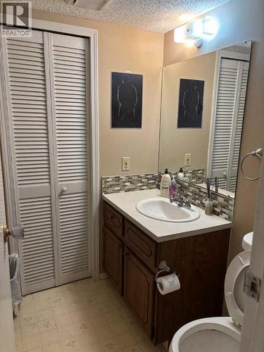40 Bernard Way Nw, Calgary, AB - Indoor Photo Showing Bathroom