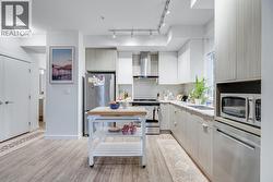 Spacious, functional kitchen - 