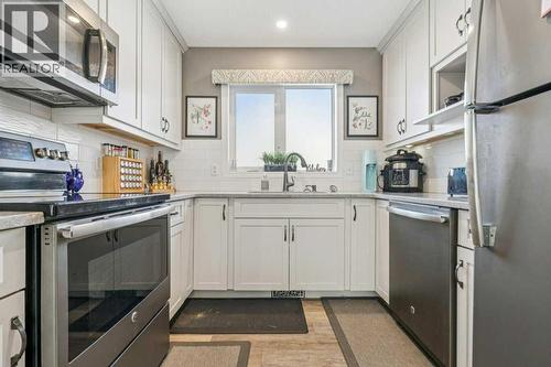 11 Somervale Drive Sw, Calgary, AB - Indoor Photo Showing Kitchen With Upgraded Kitchen