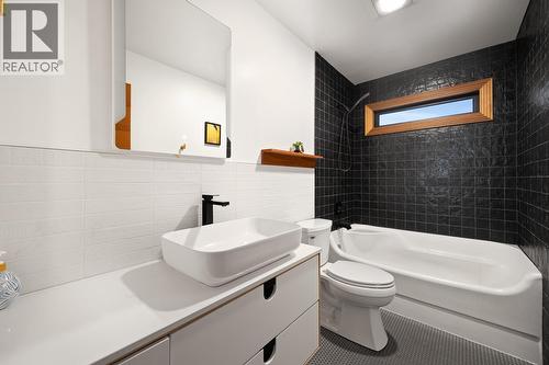 Full bath with tub on the upper level - 1632 Griffiths Place, West Kelowna, BC - Indoor Photo Showing Bathroom