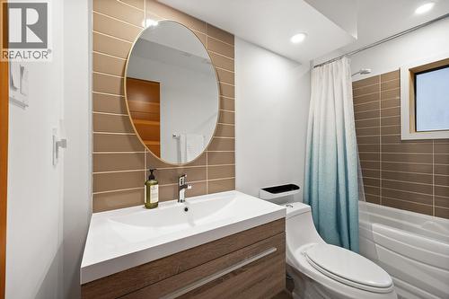 Full bathroom with tub on the lower level - 1632 Griffiths Place, West Kelowna, BC - Indoor Photo Showing Bathroom