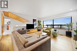 Stylish living room on the upper level with lake views - 