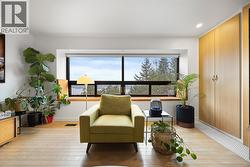 Stylish living room on the upper level with lake views - 