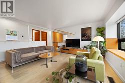 Stylish living room on the upper level with lake views - 