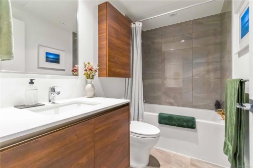 308-369 Tyee Rd, Victoria, BC - Indoor Photo Showing Bathroom