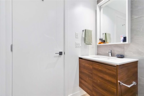 308-369 Tyee Rd, Victoria, BC - Indoor Photo Showing Bathroom