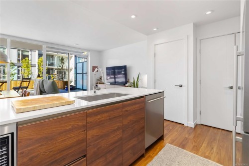 308-369 Tyee Rd, Victoria, BC - Indoor Photo Showing Kitchen