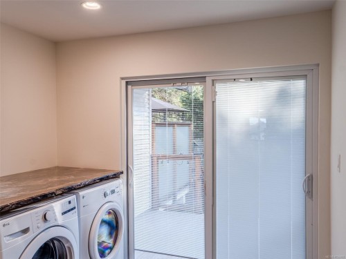 5997/6001 Hammond Bay Rd, Nanaimo, BC - Indoor Photo Showing Laundry Room