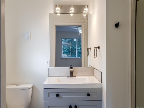 5997/6001 Hammond Bay Rd, Nanaimo, BC - Indoor Photo Showing Bathroom