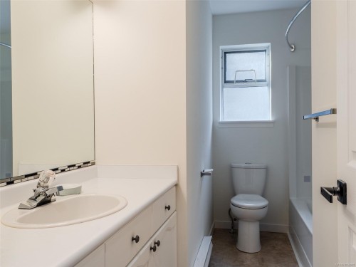 5997/6001 Hammond Bay Rd, Nanaimo, BC - Indoor Photo Showing Bathroom