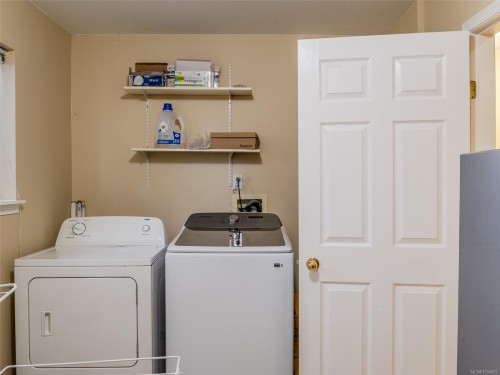5997/6001 Hammond Bay Rd, Nanaimo, BC - Indoor Photo Showing Laundry Room