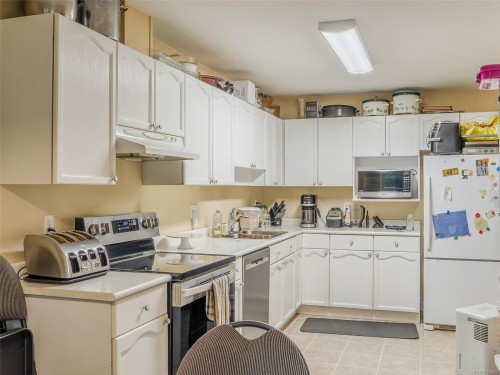 5997/6001 Hammond Bay Rd, Nanaimo, BC - Indoor Photo Showing Kitchen With Double Sink