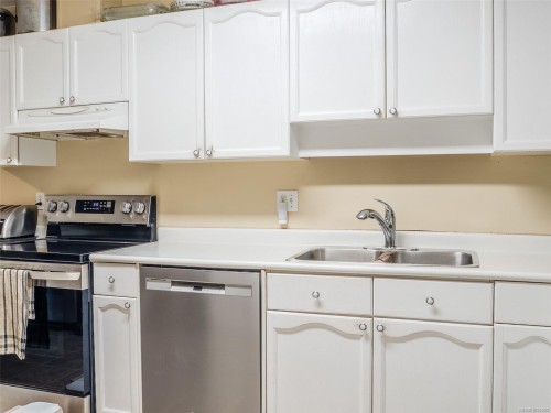 5997/6001 Hammond Bay Rd, Nanaimo, BC - Indoor Photo Showing Kitchen With Double Sink