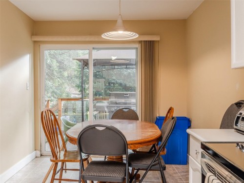 5997/6001 Hammond Bay Rd, Nanaimo, BC - Indoor Photo Showing Dining Room