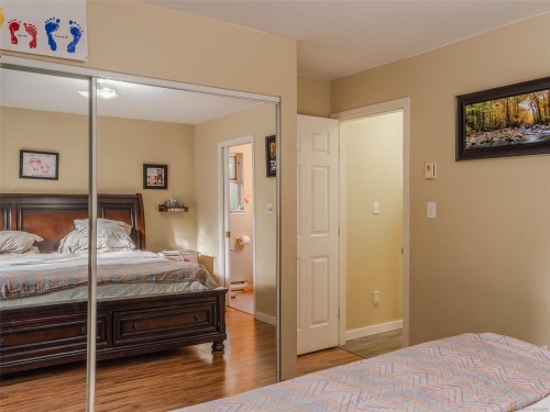 5997/6001 Hammond Bay Rd, Nanaimo, BC - Indoor Photo Showing Bedroom