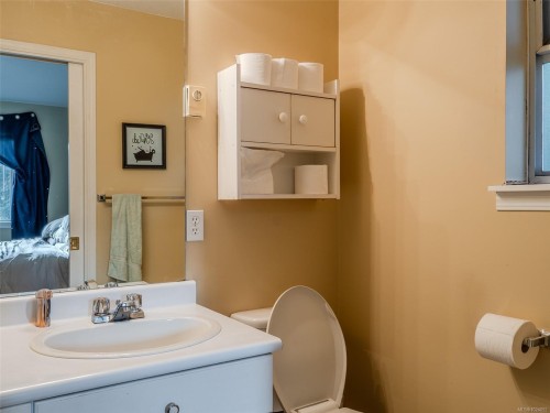 5997/6001 Hammond Bay Rd, Nanaimo, BC - Indoor Photo Showing Bathroom