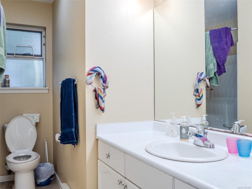 5997/6001 Hammond Bay Rd, Nanaimo, BC - Indoor Photo Showing Bathroom