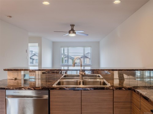 5997/6001 Hammond Bay Rd, Nanaimo, BC - Indoor Photo Showing Kitchen With Double Sink