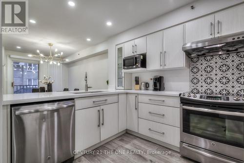 710 - 75 Weldrick Road E, Richmond Hill, ON - Indoor Photo Showing Kitchen With Upgraded Kitchen