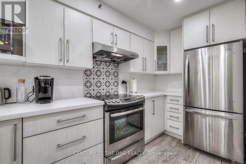 710 - 75 Weldrick Road E, Richmond Hill, ON - Indoor Photo Showing Kitchen With Upgraded Kitchen