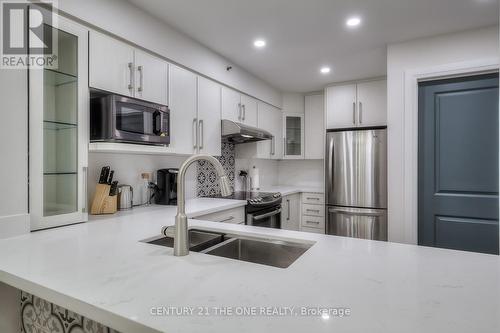 710 - 75 Weldrick Road E, Richmond Hill, ON - Indoor Photo Showing Kitchen With Double Sink With Upgraded Kitchen