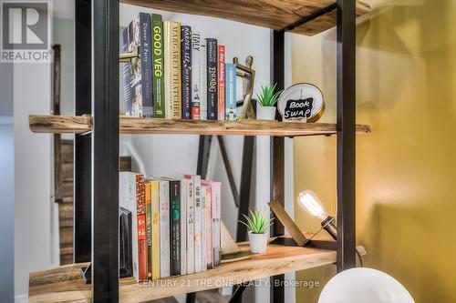 710 - 75 Weldrick Road E, Richmond Hill, ON - Indoor