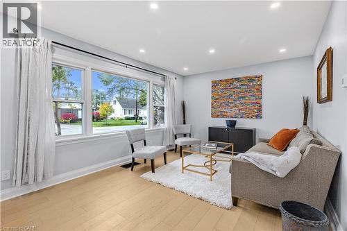 9 Admiral Road, St. Catharines, ON - Indoor Photo Showing Living Room