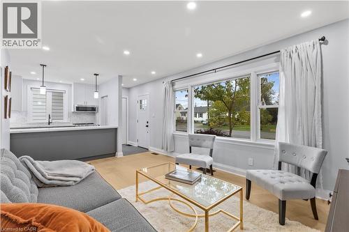 9 Admiral Road, St. Catharines, ON - Indoor Photo Showing Living Room