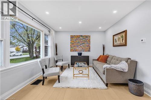 9 Admiral Road, St. Catharines, ON - Indoor Photo Showing Living Room