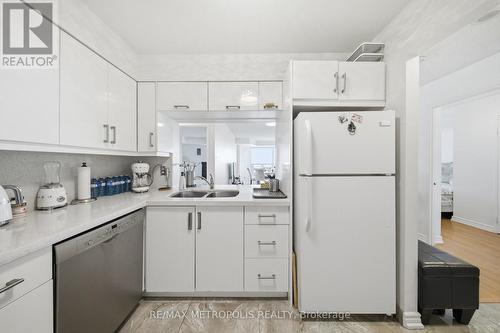 1501 - 11 Townsgate Drive, Vaughan, ON - Indoor Photo Showing Kitchen With Double Sink