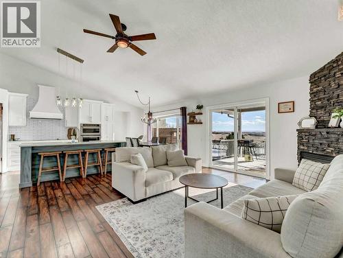 122 Redcliff Way Sw, Redcliff, AB - Indoor Photo Showing Living Room