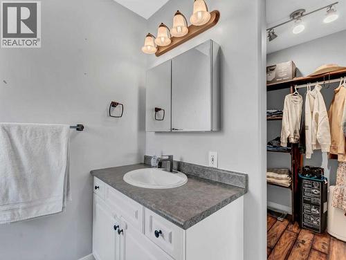 122 Redcliff Way Sw, Redcliff, AB - Indoor Photo Showing Bathroom