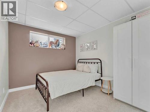 122 Redcliff Way Sw, Redcliff, AB - Indoor Photo Showing Bedroom