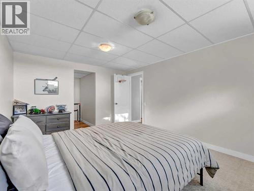 122 Redcliff Way Sw, Redcliff, AB - Indoor Photo Showing Bedroom