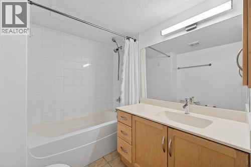 211, 25 Glamis Green Sw, Calgary, AB - Indoor Photo Showing Bathroom