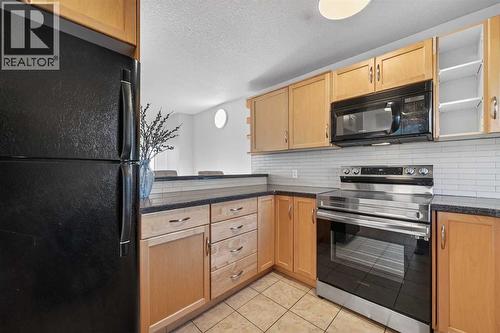 211, 25 Glamis Green Sw, Calgary, AB - Indoor Photo Showing Kitchen