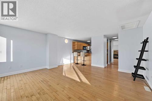 211, 25 Glamis Green Sw, Calgary, AB - Indoor Photo Showing Other Room