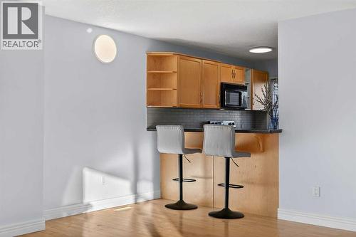 211, 25 Glamis Green Sw, Calgary, AB - Indoor Photo Showing Kitchen
