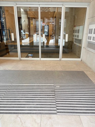 Commerce - 107-4055 Rue Ste-Catherine O., Westmount, QC - Outdoor