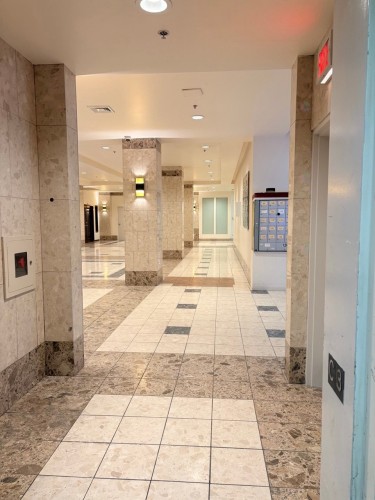 Commerce - 107-4055 Rue Ste-Catherine O., Westmount, QC - Indoor Photo Showing Other Room