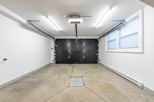 Garage - 2-4801 Av. Lacombe, Montréal (Côte-Des-Neiges/Notre-Dame-De-Grâce), QC - Indoor Photo Showing Garage