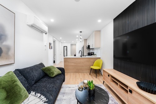 Salon - 2-4801 Av. Lacombe, Montréal (Côte-Des-Neiges/Notre-Dame-De-Grâce), QC - Indoor Photo Showing Living Room