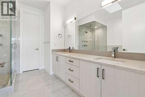 2409 28 Avenue Sw, Calgary, AB - Indoor Photo Showing Bathroom