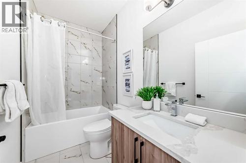 8530 Bowness Road Nw, Calgary, AB - Indoor Photo Showing Bathroom