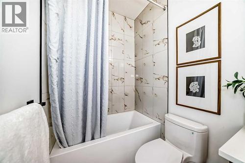 8530 Bowness Road Nw, Calgary, AB - Indoor Photo Showing Bathroom