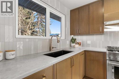 1012 70 Avenue Sw, Calgary, AB - Indoor Photo Showing Kitchen