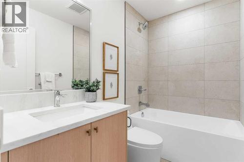 1012 70 Avenue Sw, Calgary, AB - Indoor Photo Showing Bathroom