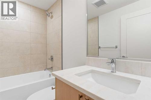 1012 70 Avenue Sw, Calgary, AB - Indoor Photo Showing Bathroom