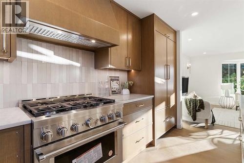 1012 70 Avenue Sw, Calgary, AB - Indoor Photo Showing Kitchen With Upgraded Kitchen