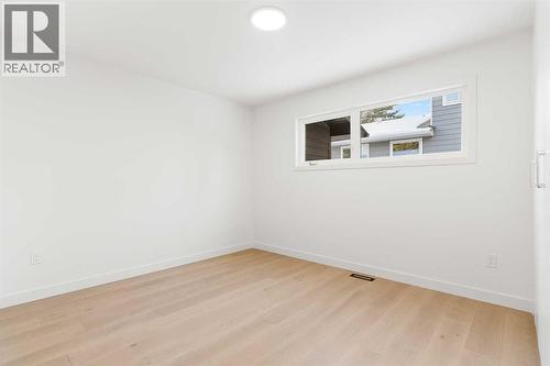 1012 70 Avenue Sw, Calgary, AB - Indoor Photo Showing Other Room